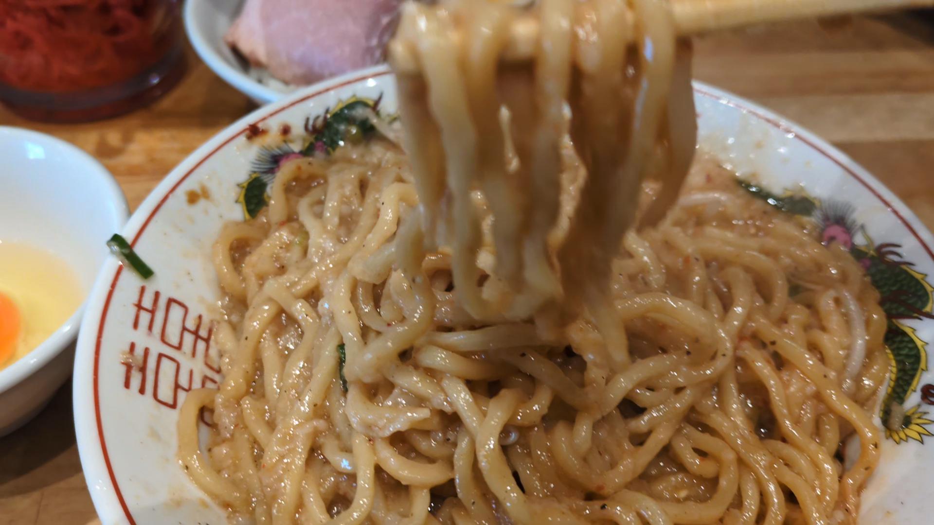 渋谷 背脂まぜそば 麺リフト 背脂絡み